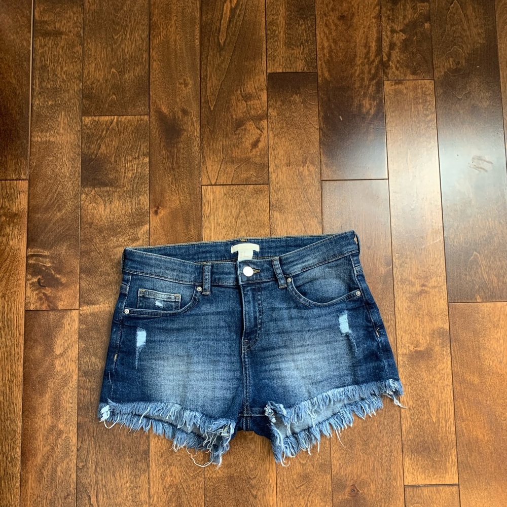 JEAN SHORTS WITH DISTRESSED DETAILING